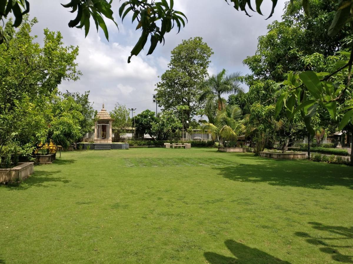 נאווי מומבאי Pushp Vatika Resort & Lawns מראה חיצוני תמונה